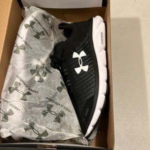 New Men’s size 10 Under Armour Charged Assert Sneakers
